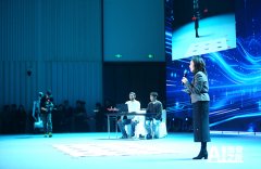 说唱歌手穿戴各类智能